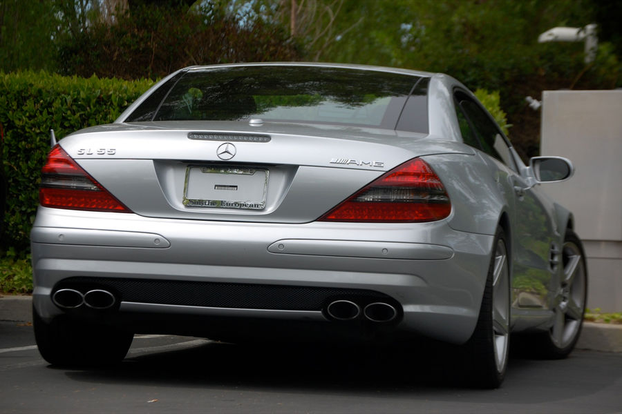 У&nbsp;Стива Джобса был любимый автомобиль &mdash; серебристый Mercedes-Benz SL 55&nbsp;AMG, на&nbsp;котором он разъезжал без&nbsp;номеров благодаря пробелам в&nbsp;законе. Так как номерные знаки должны быть установлены не позднее полугода после приобретения нового автомобиля, Джобс договорился с&nbsp;автосалоном и каждые полгода получал новый серебристый Mercedes-Benz SL 55&nbsp;AMG, а старый возвращал обратно. Автосалону это было на&nbsp;руку &mdash; впоследствии он выставлял на&nbsp;продажу автомобиль, принадлежавший самому Стиву Джобсу.
