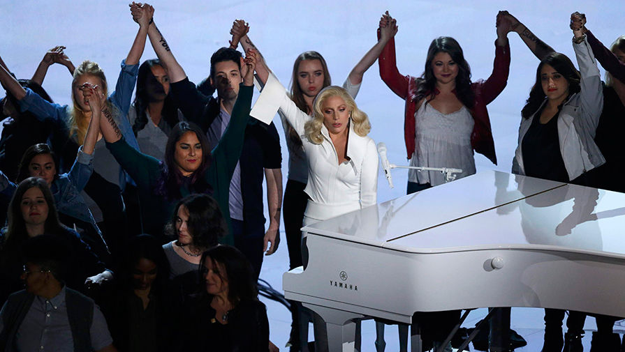 Леди Гага исполнила песню «Til It Happens to You»