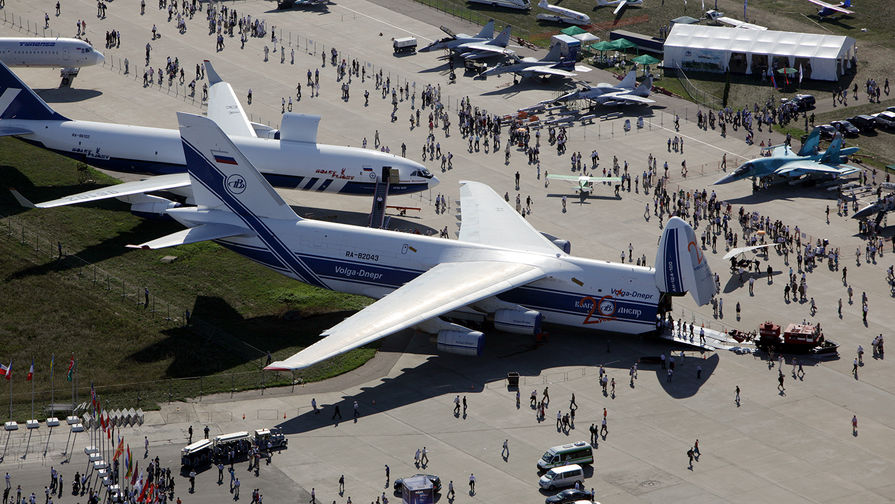 Самолет Ан-124 «Руслан» авиакомпании «Волга-Днепр» (на первом плане) и самолет Ил-96-400Т (на втором плане) на международном авиасалоне МАКС-2011 в Жуковском