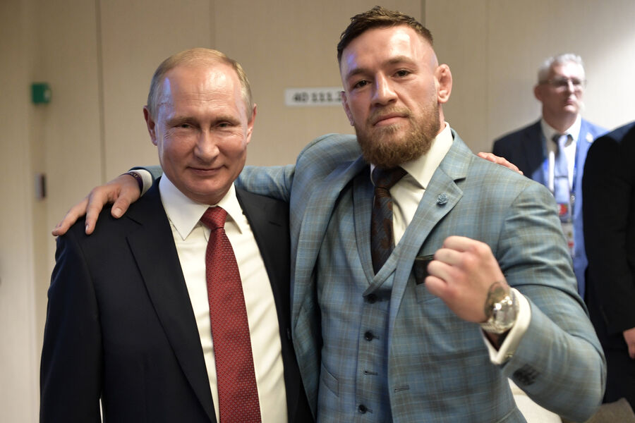 Президент РФ Владимир Путин и ирландский боец без&nbsp;правил Конор Макгрегор в&nbsp;перерыве финального матча чемпионата мира по&nbsp;футболу 2018&nbsp;между&nbsp;сборными командами Франции и Хорватии на&nbsp;стадионе &laquo;Лужники&raquo;, 2018&nbsp;год 