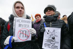 Участники градозащитного митинга на Марсовом поле против передачи Исаакиевского собора Русской православной церкви, застройки территории Пулковской обсерватории, а также против объединения российских Государственной и Национальной библиотек, 18 марта 2017 года