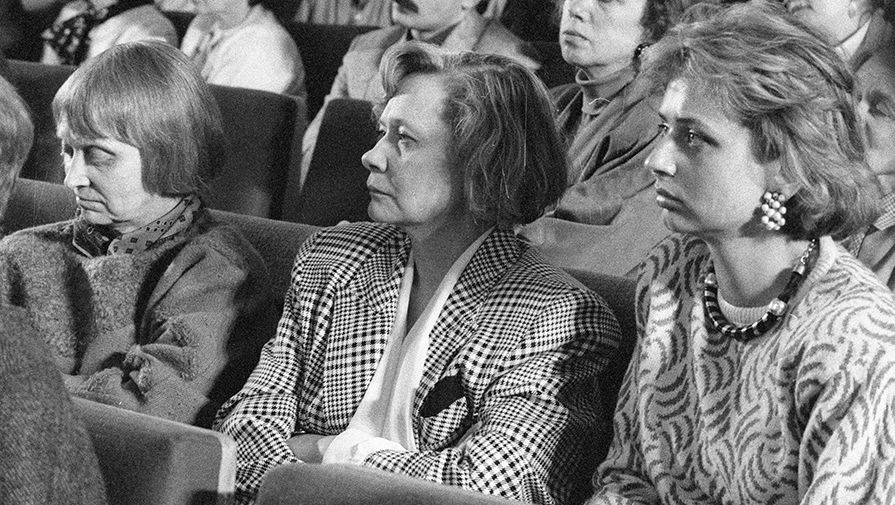 Дочери Никиты Сергеевича Хрущева — Рада (слева), Юлия (в центре) и правнучка Ксения (справа) на вечере, посвященном дню рождения Н.С. Хрущева, в Центральном доме кинематографистов, 1989 год