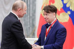 Президент России Владимир Путин и модельер Валентин Юдашкин, награжденный орденом «За заслуги перед Отечеством» III степени, на церемонии вручения государственных наград РФ в Кремле, 23 мая 2019 года 