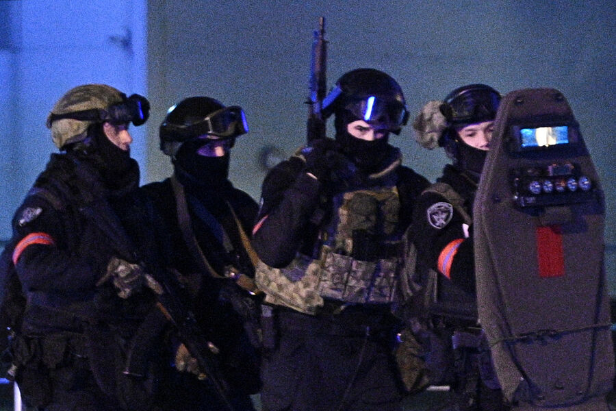 Сотрудники силовых структур у&nbsp;концертного зала &laquo;Крокус Сити Холл&raquo;, где произошла стрельба, 22&nbsp;марта 2024&nbsp;года