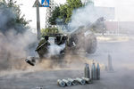 Ополченцы стреляют из гаубиц по позициям противника, Шахтерск, Донецкая область (Последняя фотография Андрея Стенина, которую он передал с территории Украины 1 августа 2014 года)
