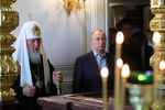 Патриарх Московский и всея Руси Кирилл и президент России Владимир Путин во время посещения Спасо-Преображенского Валаамского ставропигиального монастыря, 11 июля 2017 года