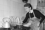 Людмила Лядова у себя дома на кухне, 1957 год