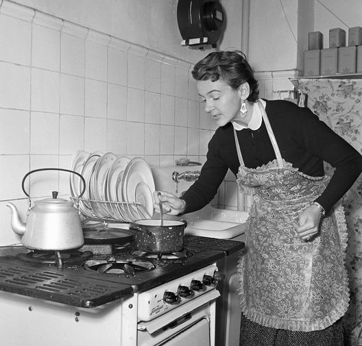 Людмила Лядова у&nbsp;себя дома на&nbsp;кухне, 1957&nbsp;год