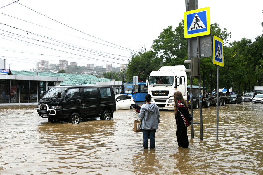 Подтопленная улица во время дождя во Владивостоке, 25&nbsp;августа 2023&nbsp;года