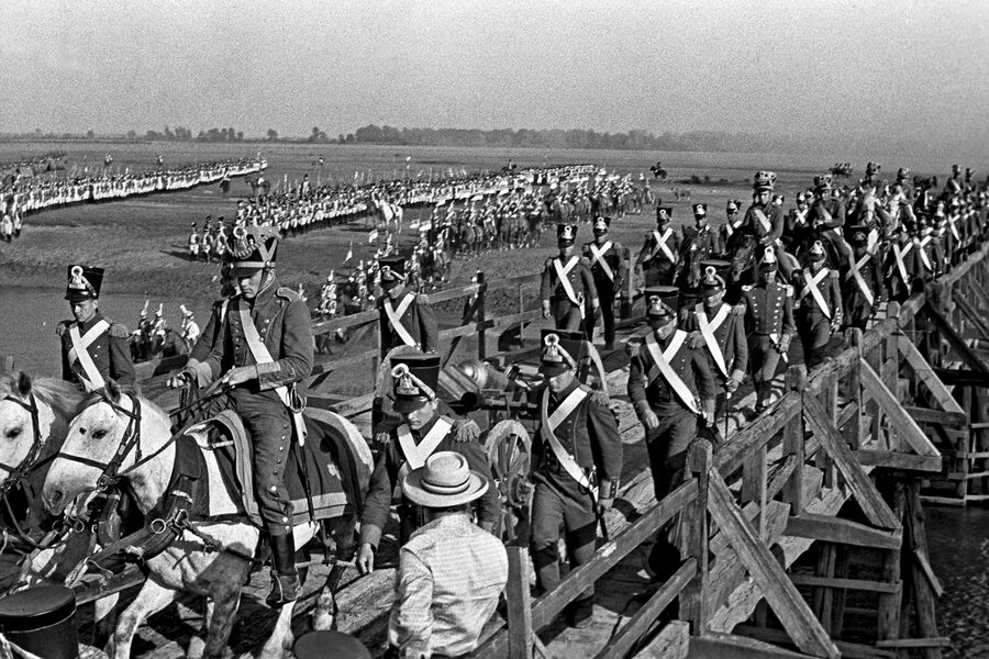 <b>«Ватерлоо» (1970, режиссер и сценарист)</b>
<br><br>
Картина «Война и мир» стала для&nbsp;Бондарчука пропуском в&nbsp;мировой кинематограф. В&nbsp;1970-м по&nbsp;заказу итальянского продюсера Дино Де Лаурентиса он снял еще один фильм о&nbsp;наполеоновских войнах &mdash; на&nbsp;этот раз о&nbsp;событиях, происходивших за&nbsp;100 дней до&nbsp;битвы, в&nbsp;которой Наполеон получил сокрушительное поражение, и о&nbsp;самом сражении.
