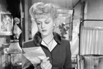 <b>«Портрет Дориана Грея» (1945)</b>
<br><br>
В картине по одноименному роману Оскара Уайлда Анджела Лэнсбери сыграла Сибил Вэйн, ресторанную певицу и невесту Дориана Грея, который разбил ей сердце и оказался виновен в ее смерти.
<br><br>
Фильм не имел коммерческого успеха, но критики были от него в восторге. Анджеле Лэнсбери он принес заслуженный «Золотой Глобус» за лучшую роль второго плана.
