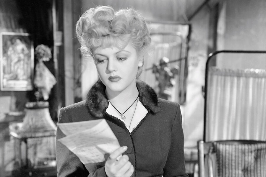 <b>«Портрет Дориана Грея» (1945)</b>
<br><br>
В&nbsp;картине по&nbsp;одноименному роману Оскара Уайлда Анджела Лэнсбери сыграла Сибил Вэйн, ресторанную певицу и невесту Дориана Грея, который разбил ей сердце и оказался виновен в&nbsp;ее смерти.
<br><br>
Фильм не имел коммерческого успеха, но критики были от него в&nbsp;восторге. Анджеле Лэнсбери он принес заслуженный «Золотой Глобус» за&nbsp;лучшую роль второго плана.
