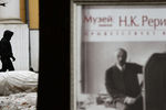 Сотрудник правоохранительных органов во время обысков в Международном центре Рерихов в Москве, 7 марта 2017 года