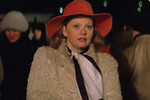 <b>«Самая обаятельная и привлекательная» (1985)</b>
<br><br>
Один из хитов перестройки, лирическая комедия с Татьяной Васильевой, Леонидом Куравлевым и Александром Абдуловым, в которой главная героиня в исполнении Муравьевой, инженер конструкторского бюро НИИ Надя Клюева, пытается улучшить личную жизнь с помощью «научных» методов обольщения. Ради роли в проекте актриса научилась играть в настольный теннис (с ним связаны ключевые сцены ленты), при этом долгое время она не была в восторге от сюжета – лишь спустя годы после выхода «Самой обаятельной и привлекательной» Муравьева по достоинству оценила картину.
