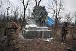 Военнослужащие Центрального военного округа возле памятника в городском парке Авдеевки, 19 февраля 2024 года