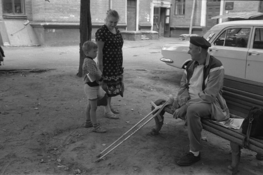 Лев Яшин во дворе своего дома через&nbsp;несколько дней после 60-летнего юбилея. За&nbsp;несколько лет до&nbsp;этого ему была сделана операция: из-за облитерирующего эндартериита ампутирована нога, 1989&nbsp;год