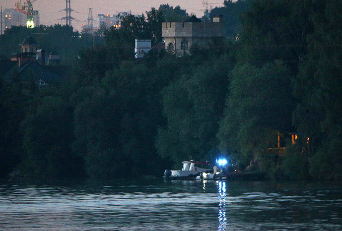 Вертолет Robinson R44 упал в&nbsp;Москву-реку на&nbsp;Рублевском пляже