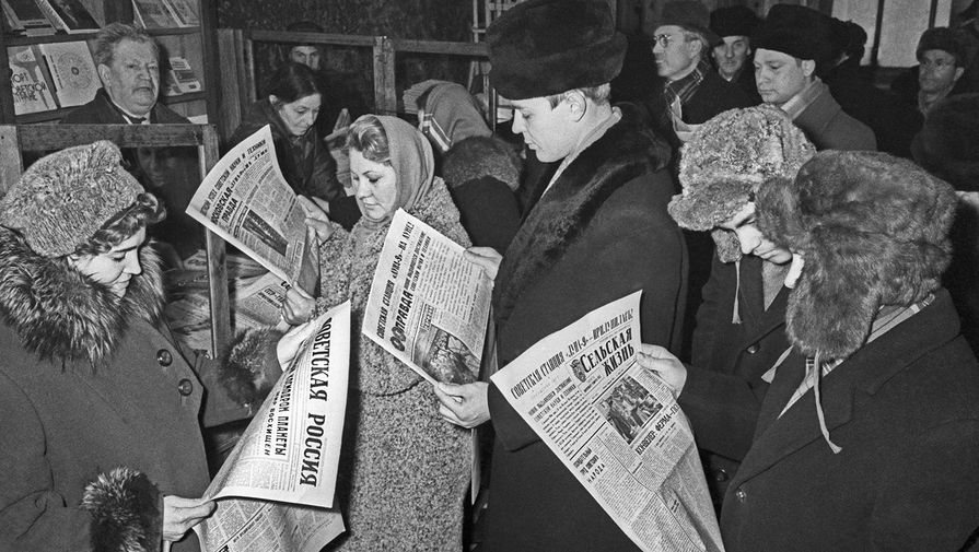 Москвичи знакомятся с&nbsp;сообщением об успешном прилунении советской космической станции &laquo;Луна-9», 4&nbsp;ноября 1966&nbsp;года