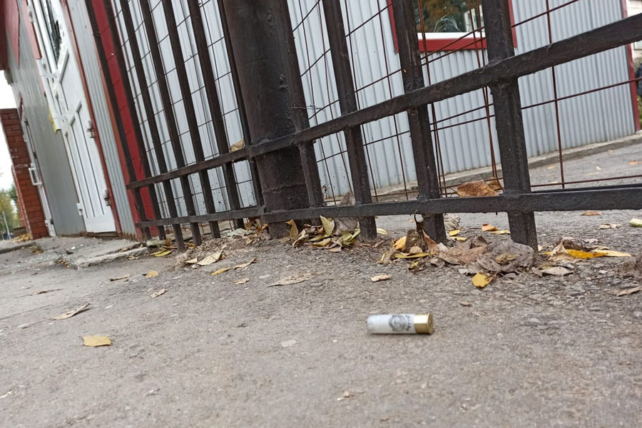 Гильза у&nbsp;входа на&nbsp;территорию Пермского государственного университета, 20&nbsp;сентября 2021&nbsp;года