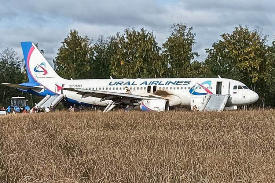 На&nbsp;месте аварийной посадки самолета А320 авиакомпании «Уральские авиалинии» в&nbsp;Новосибирской области, 12&nbsp;сентября 2023&nbsp;года
