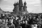 Народное гулянье на Красной площади в честь победы в Великой Отечественной войне, 9 мая 1945 года