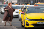 Такси марки KIA на улице Москвы, 2024 год