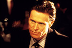 <b>«Американский психопат» (2000)</b>
<br><br>
Звездой картины стал Кристиан Бэйл, сыгравший инвестиционного банкира и серийного убийцу Патрика Бэйтмена. Дефо досталась роль его антагониста — частного детектива Дональда Кимбелла, который разыскивает первую жертву Бэйтмена и регулярно проводит беседы с убийцей. 