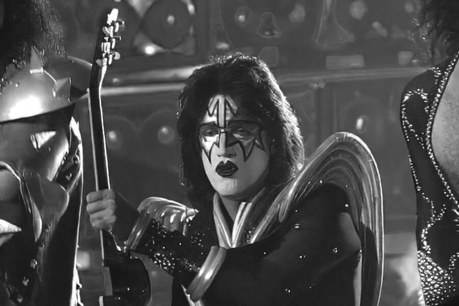 Соло-гитарист группы Kiss Эйс Фрейли во время концерта группы Kiss, посвященного 50-летию American Bandstand, в&nbsp;Пасадене, Калифорния, 19&nbsp;апреля 2002&nbsp;года 