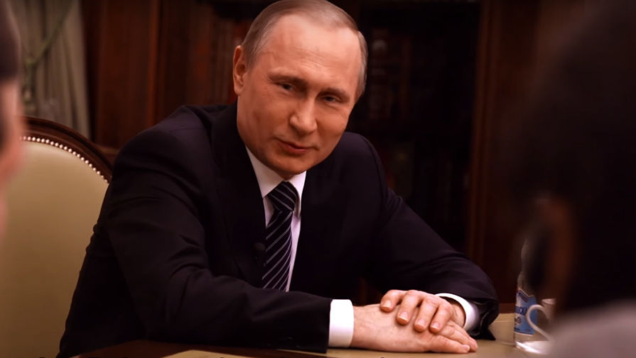 Владимир Путин во время интервью американскому режиссеру Оливеру Стоуну