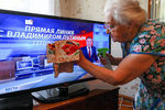 Жительница Иваново перед началом трансляции «прямой линии» с президентом России Владимиром Путиным в Москве, 7 июня 2018 года