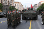 Военнослужащие на построении перед началом ночной репетиции парада в Москве в честь 75-летия Победы в Великой Отечественной войне, 17 июня 2020 года