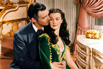 <b>Скарлетт О'Хара – «Унесенные ветром» (1939)</b>
<br><br>
Роль Скарлетт О'Хары в картине 1939 года «Унесенные ветром» по одноименному роману американской писательницы Маргарет Митчелл принесла Вивьен Ли премию «Оскар» за лучшую женскую роль. В общей сложности фильм собрал восемь наград Американской киноакадемии. Британская актриса сама потребовала, чтобы американский агент предложил ее на роль О'Хары продюсеру ленты Дэвиду Сэлзнику. Она была убеждена, что получит приглашение сыграть героиню времен Гражданской войны в США, — и оказалась права.
