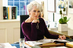 <b>«Дьявол носит Prada» (2006)</b>
<br><br>
Одна из программных ролей в фильмографии Мэрил Стрип, принесшая ей многочисленные номинации и премию «Золотой глобус» в качестве лучшей актрисы. В картине она сыграла гламурную и деспотичную Миранду Пристли, главного редактора журнала «Подиум» — образ героини изначально был вдохновлен главредом Vogue Анной Винтур.
<br><br>
Картина была снята по одноименному роману писательницы Лорен Вайсбергер, которая в свое время работала в Vogue под началом Винтур. Права на съемки компания 20th Century Fox выкупила еще до публикации книги, однако зеленый свет проекту дали только после того, как на роль Миранды Пристли утвердили Мэрил Стрип.
