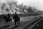От австрийских снарядов горит городской посад, 1915 год