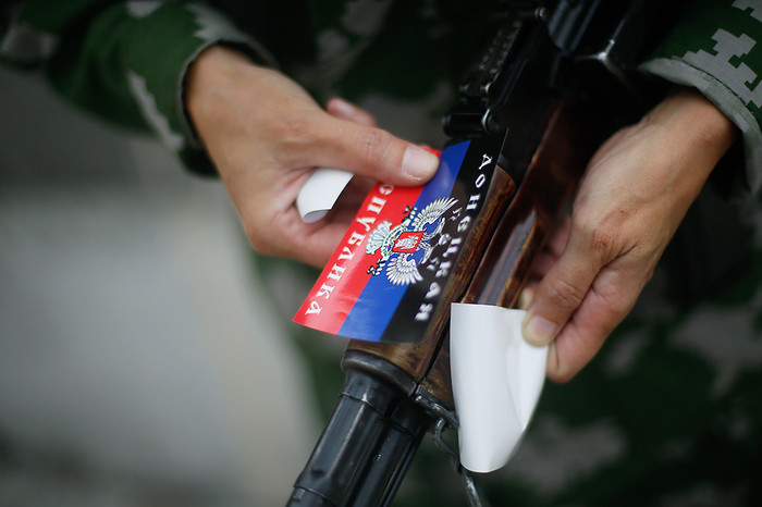 Ополченец ДНР у&nbsp;здания областной государственной администрации