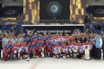 Президент РФ Владимир фотографируется с участниками матча между сборной командой чемпионов Ночной хоккейной лиги (НХЛ) и сборной Правления и почетных гостей Ночной хоккейной лиги (НХЛ)