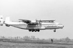 Самолет АН-22 транспортирует к месту сборки 70-метровое крыло от авиагиганта АН-124 «Руслан», созданное на Ташкентском авиационном производственном объединении имени В.П.Чкалова, 1987 год