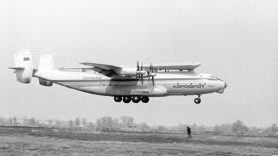 Самолет АН-22 транспортирует к месту сборки 70-метровое крыло от авиагиганта АН-124 «Руслан», созданное на Ташкентском авиационном производственном объединении имени В.П.Чкалова, 1987 год