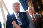 Президент США Дональд Трамп и вице-президент Майк Пенс во время мероприятия Made in America product showcase в Белом доме, 17 июля 2017 года