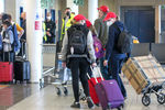 Возвращающиеся из&nbsp;Чехии в&nbsp;Россию дипломаты, административно-технические сотрудники и члены их семей в&nbsp;Международном аэропорту имени Вацлава Гавела в&nbsp;Праге, 29&nbsp;мая 2021&nbsp;года