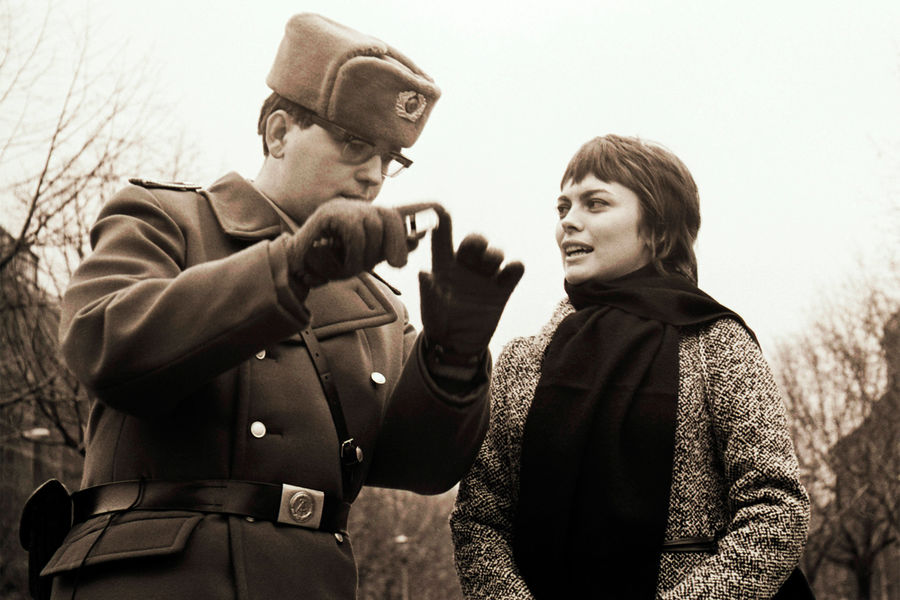 Мирей Матье и пограничник ГДР на&nbsp;КПП &laquo;Чарли&raquo;, Берлин, 1970&nbsp;год