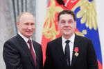 Президент России Владимир Путин и актер Сергей Маковецкий, награжденный орденом «За заслуги перед Отечеством» IV степени, на церемонии вручения государственных наград РФ в Кремле, 23 мая 2019 года 