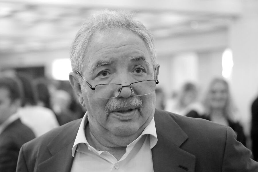 <b>Эдуард Сагалаев (3 октября 1946 &mdash; 13&nbsp;мая 2023)</b> &mdash; деятель советского и российского телевидения, журналист, президент Национальной ассоциации телерадиовещателей, один из&nbsp;основателей телеканала «ТВ-6», член Академии российского телевидения. Заслуженный журналист Российской Федерации.
