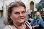 Актриса Ирина Муравьева у здания Малого театра перед церемонией прощания с народным артистом России Борисом Клюевым, 4 сентября 2020 года