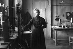 <b>Мария Склодовская-Кюри (1867—1934)</b><br><br>
Знаменитая польская и французская ученая и экспериментатор, автор термина «радиоактивность», первая женщина, получившая Нобелевскую премию и первый двукратный нобелевский лауреат. Вместе с мужем Пьером Кюри и Антуаном Анри Беккерелем открыла полоний.