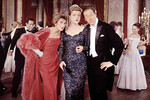 <b>«Дебютантка поневоле» (1958)</b>
<br><br>
Контракт Лэнсбери с MGM закончился в 1952-м, и продлевать его она не стала: в основном актрисе предлагали роли женщин старше ее возраста, часто это были отрицательные героини. Однако и после разрыва со студией сильно лучше не стало.
<br><br>
Комедия режиссера Винсента Миннели рассказывает историю юной американки, которая приезжает в Париж к своему богатому отцу. Ее мачеха решает ввести падчерицу в светское общество французской столицы и принимается водить по скучным балам. Анджела Лэнсбери сыграла подругу мачехи.
