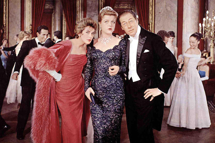 <b>«Дебютантка поневоле» (1958)</b>
<br><br>
Контракт Лэнсбери с&nbsp;MGM закончился в&nbsp;1952-м, и продлевать его она не стала: в&nbsp;основном актрисе предлагали роли женщин старше ее возраста, часто это были отрицательные героини. Однако и после разрыва со студией сильно лучше не стало.
<br><br>
Комедия режиссера Винсента Миннели рассказывает историю юной американки, которая приезжает в&nbsp;Париж к&nbsp;своему богатому отцу. Ее мачеха решает ввести падчерицу в&nbsp;светское общество французской столицы и принимается водить по&nbsp;скучным балам. Анджела Лэнсбери сыграла подругу мачехи.
