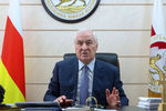 Президент частично признанной Южной Осетии Леонид Тибилов во время интервью в Цхинвале, февраль 2017 года