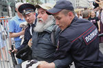 Задержание участника несанкционированного митинга на Тверской улице в Москве