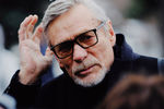 Актер Александр Михайлов во время церемонии прощания с певицей Юлией Началовой на Троекуровском кладбище, 21 марта 2019 года